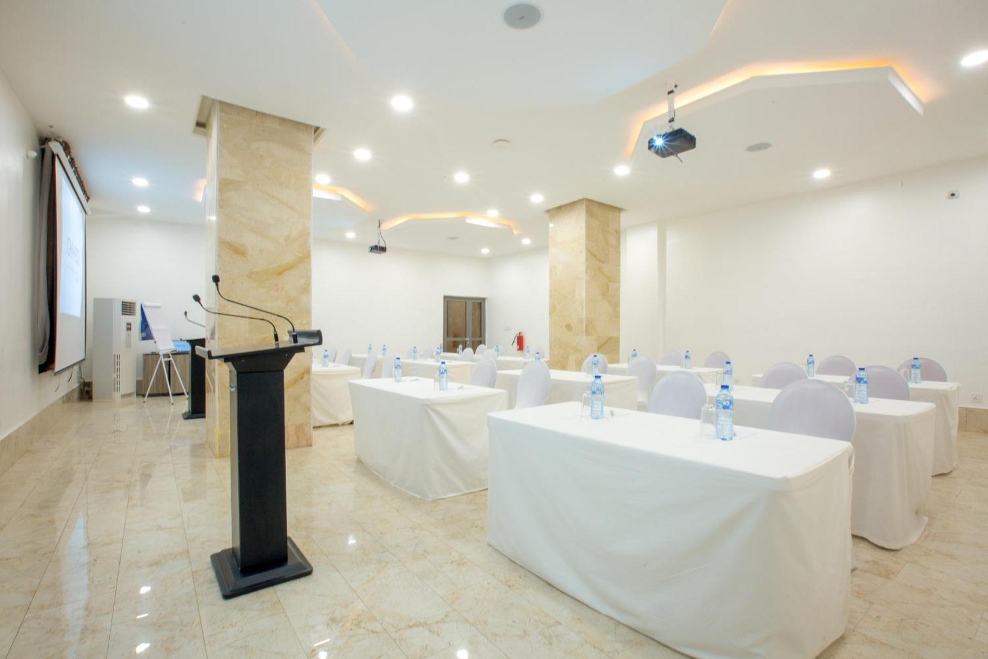 Johnwood Hotel By Bolton Abuja Exterior photo
